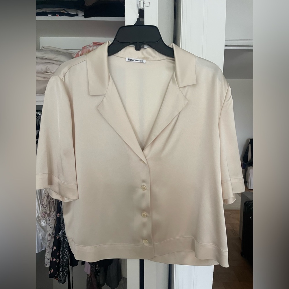 REFORMATION: Silk creme top. 80% Naia (similar to silk )